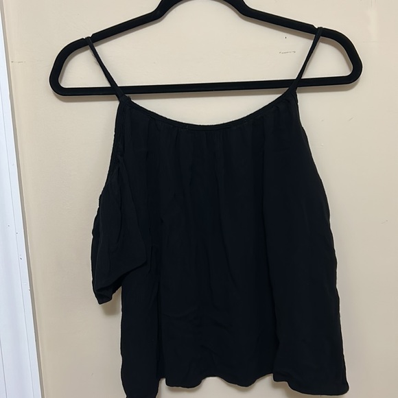 Flowy off the shoulder black top - Picture 4 of 4